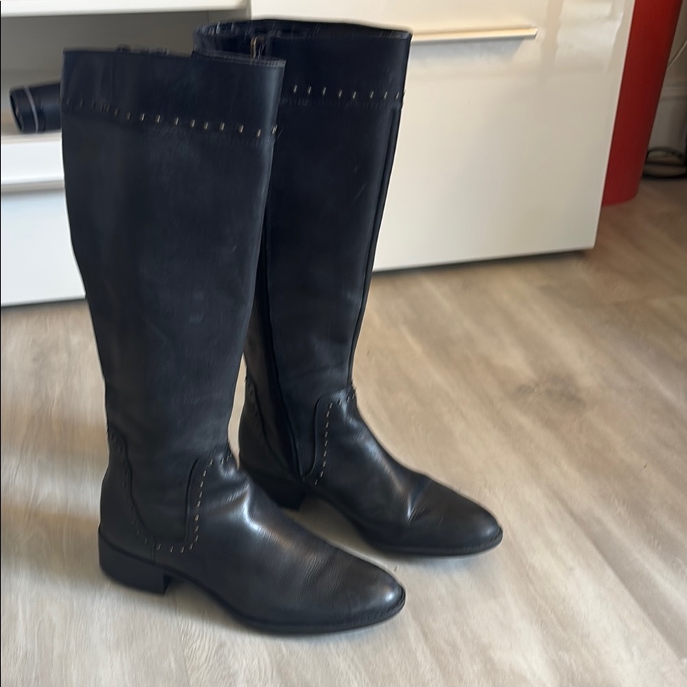Black Winter Rain Boots with Classic Design